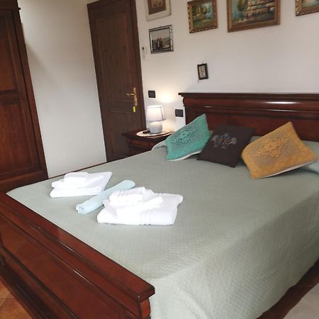 Appartamento In Zona Residenziale Орозеи Екстериор снимка