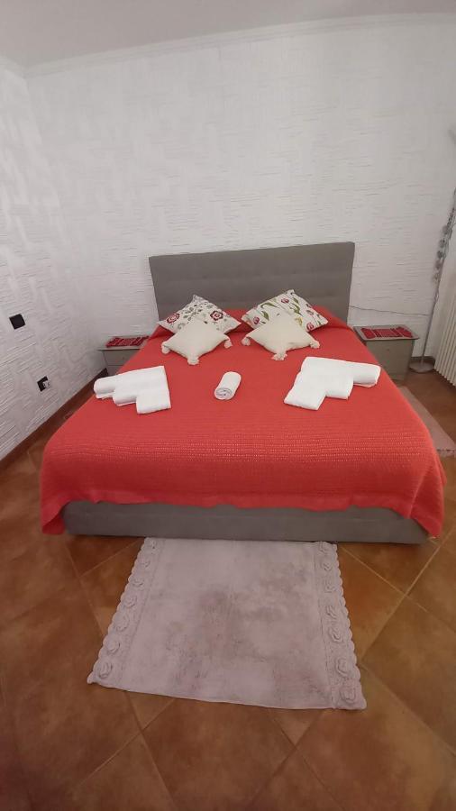 Appartamento In Zona Residenziale Орозеи Екстериор снимка
