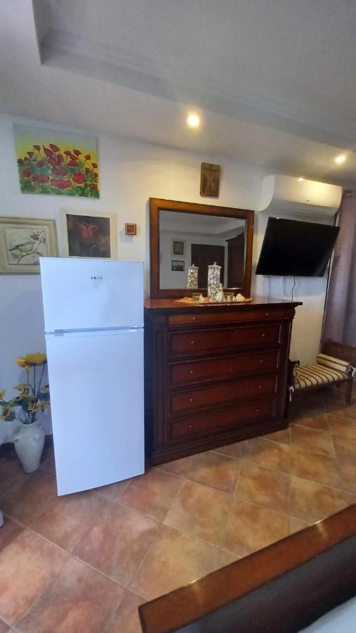 Appartamento In Zona Residenziale Орозеи Екстериор снимка