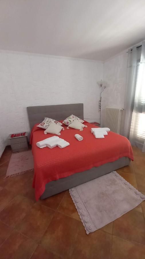 Appartamento In Zona Residenziale Орозеи Екстериор снимка