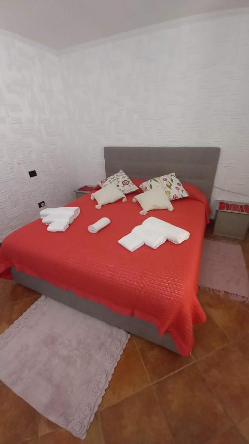 Appartamento In Zona Residenziale Орозеи Екстериор снимка